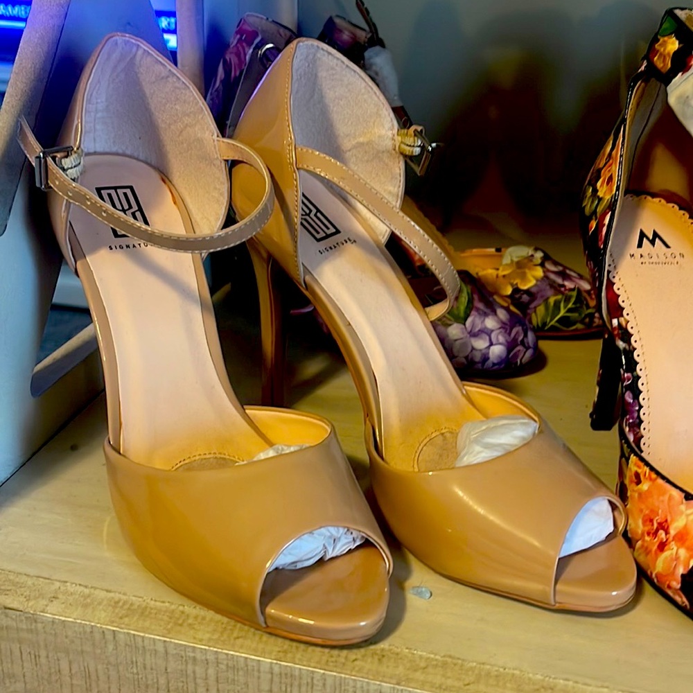 Women’s shoe Heel Tan color size 9 (like new)